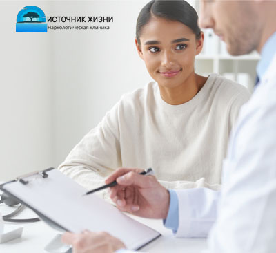 Девушка сидит на приеме у врача